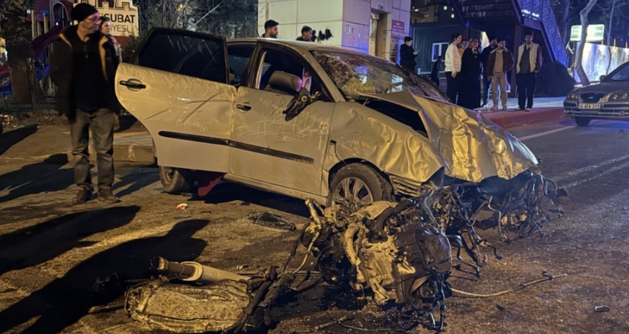 Otomobil aydınlatma direğine çarptı, 3 kişi yaralandı
